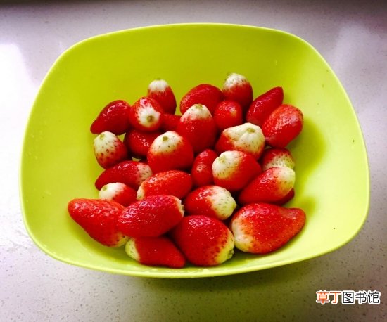 【草莓】草莓果汁怎么做：草莓加白糖以10:1的比例直接榨汁