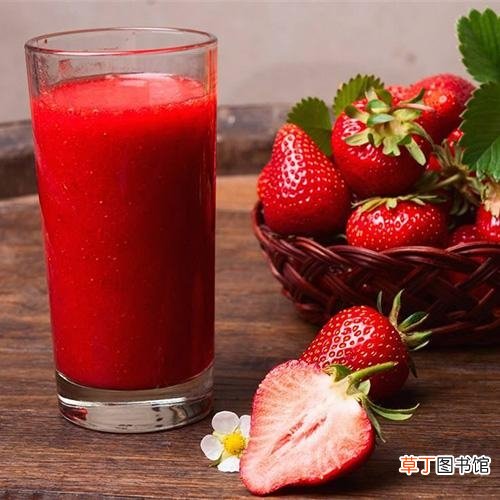 【草莓】草莓果汁怎么做：草莓加白糖以10:1的比例直接榨汁