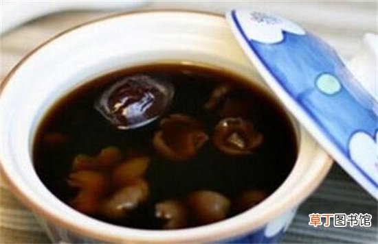 【吃】桑葚的吃法有哪些，榨汁煮粥熬汤还能酿制桑葚酒
