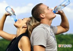 跑完步喝什么好 跑完步喝水还是运动饮料，喝不对白流汗！