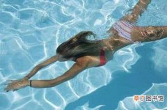 游泳时腿抽筋怎么办 如何防止游泳时腿抽筋