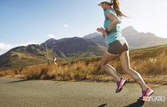 跑步穿什么鞋最好 薄底鞋有助减少跑步运动伤害！