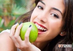 吃苹果会损伤牙齿吗