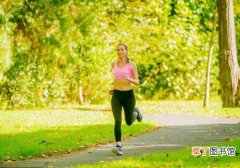 女性跑步时漏尿的原因 可以试试这样做来改善！
