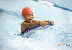 小孩学游泳的最佳年龄 不同年龄怎么游