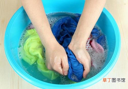 洗衣服时加点它，连搓一下都不用，衣服立刻干净如新！