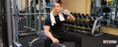 练肌肉要少喝水吗 健身防止肌肉流失喝什么
