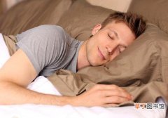 晚上睡觉突然抖一下是什么原因 可能是你的身体在给你信号