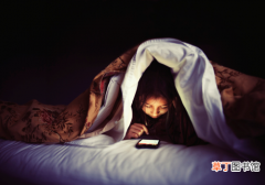 怎么降低睡前玩手机的危害 学会7招缓解对身体的伤害