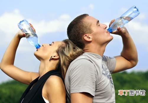 喝水喝少了会怎么样 缺水容易患上这4种病症