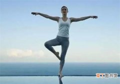 练瑜伽如何保护膝盖 瑜伽单腿站立式技巧
