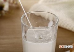 冲奶粉可以用凉开水加热水吗 冲奶粉可以兑凉开水吗