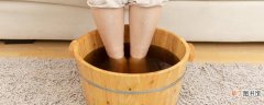 艾叶泡脚直接用开水泡艾叶还是必须煮 艾叶泡脚去体内湿气吗