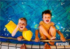 三伏天孩子应该学游泳吗 三伏天小孩游泳要注意什么