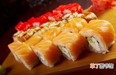 【家庭】三文鱼寿司怎么做好吃？三文鱼寿司的简单家庭做法