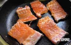 【家庭】干煎三文鱼怎么做好吃？干煎三文鱼的家庭简单做法