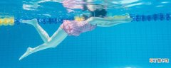 游泳池的水对皮肤有害吗 游泳池什么时候最干净