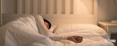 睡觉穿睡衣好还是裸睡好 睡觉哪种姿势有利于身体健康