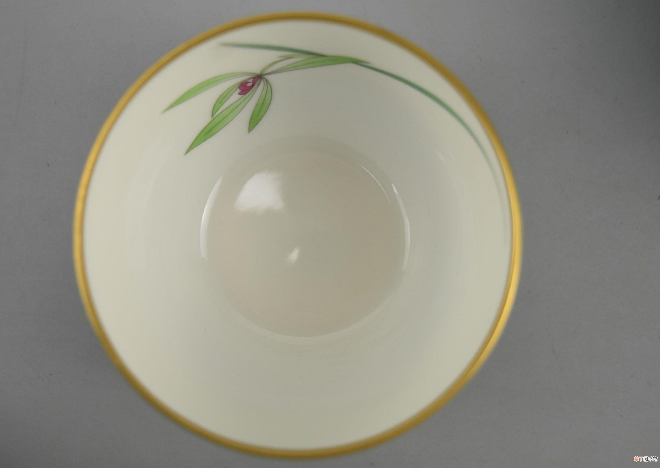 家用陶瓷碗餐具放进微波炉的危害 陶瓷碗可以放进微波炉加热吗