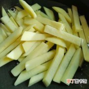 自制炸薯条的简单做法 炸薯条到底要不要裹淀粉