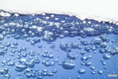 弱碱性水和苏打水的好处和坏处 弱碱性矿泉水和苏打水的区别