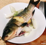 家常炖鱼汤又白又鲜又营养的做法 鱼汤炖多长时间最好