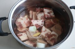排骨炖豆腐的家常做法窍门 排骨炖豆腐汤怎么做好吃