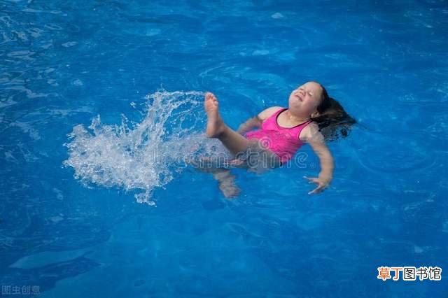 中小学生游泳安全常识和注意事项 中小学生游泳时正确的做法是