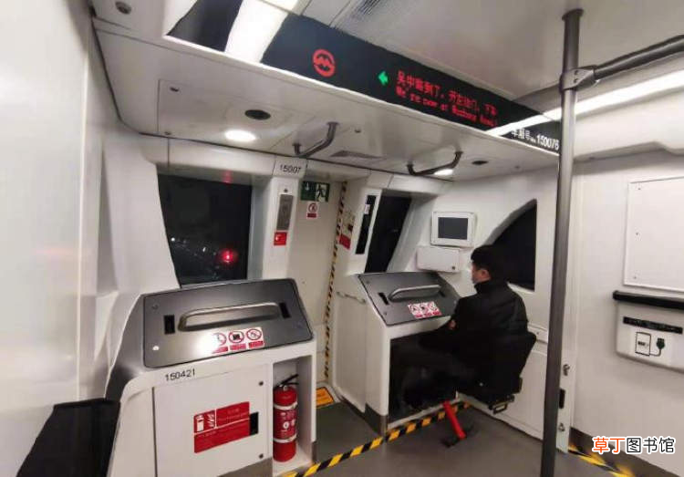 地铁是自动开还是有人在开 地铁有司机驾驶吗