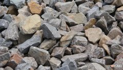 炼铁加入石灰石的作用 工业炼铁石灰石的作用